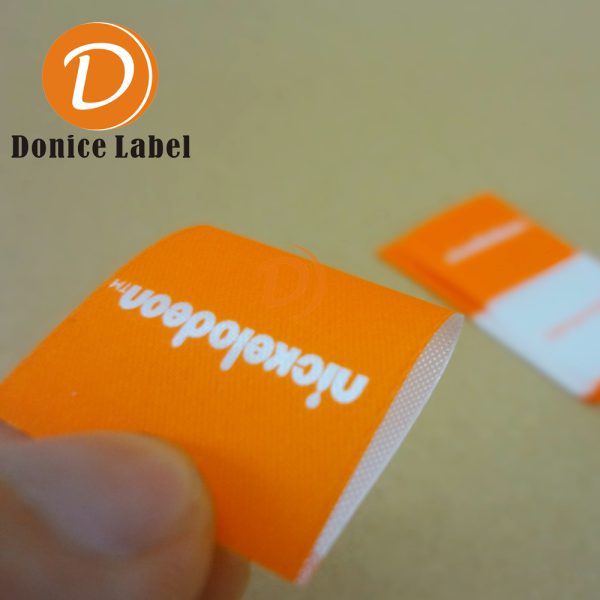 Colored ribbon washing label